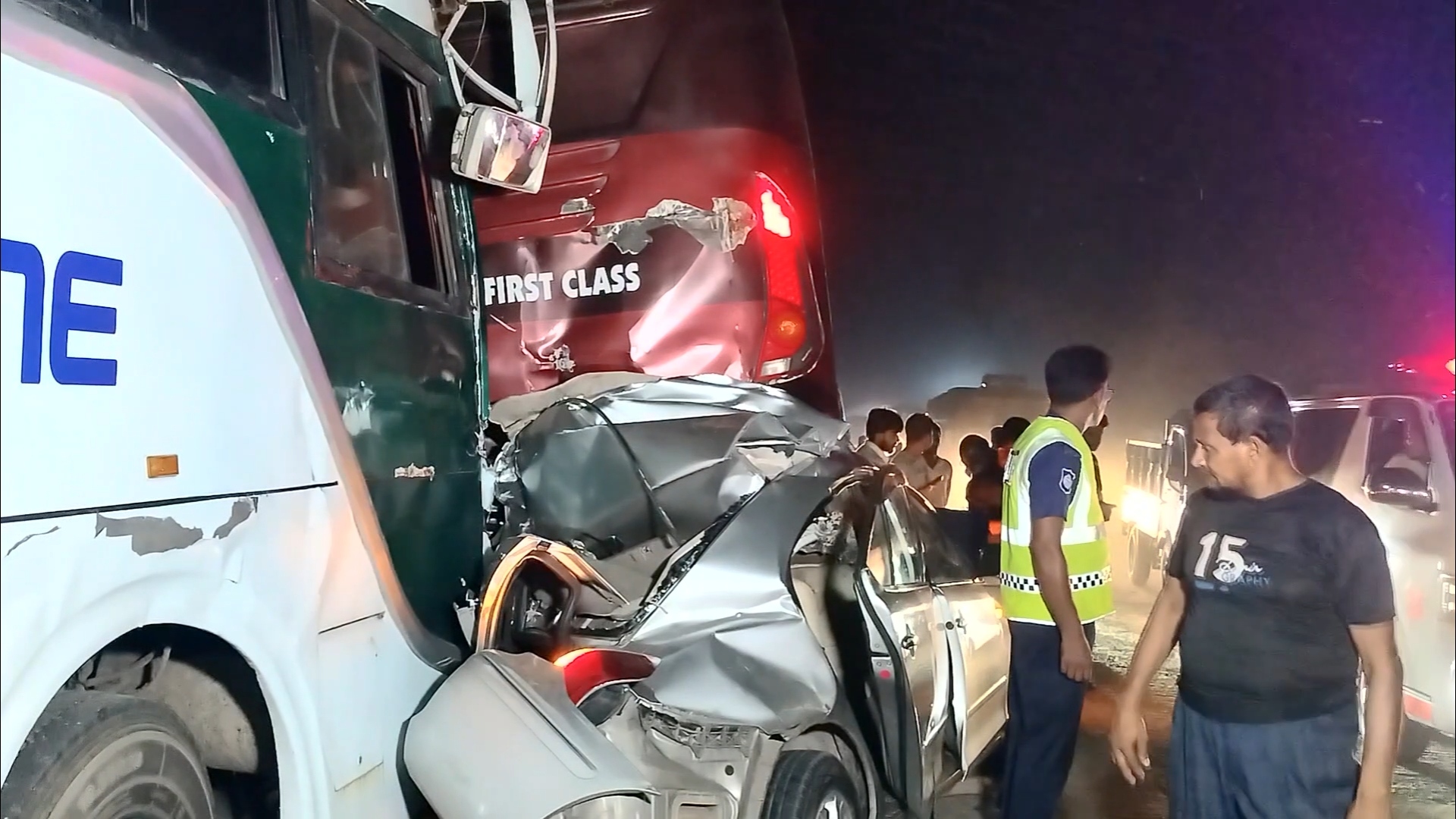 শাহজাদপুরে ভয়াবহ দুর্ঘটনার কবলে চারটি যানবাহন: প্রাইভেটকার দুমড়ে-মুচড়ে আহত ৪