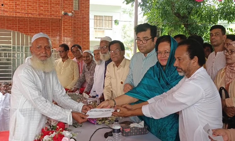 জেলা পরিষদের আর্থিক সহায়তার চেক বিতরণ